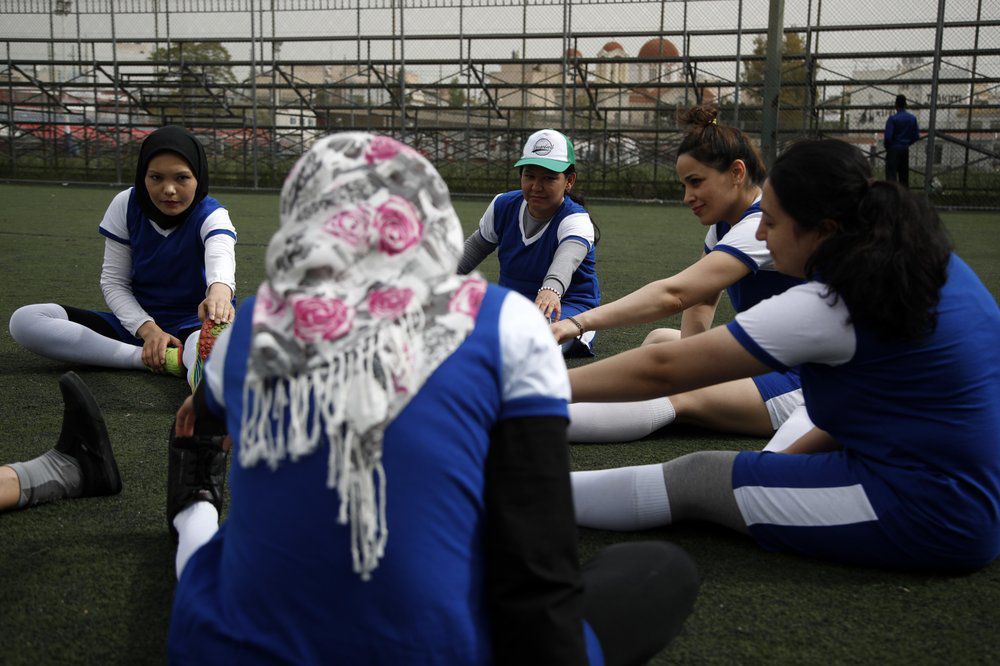 Refugiadas en Grecia encuentran alivio en el fútbol2